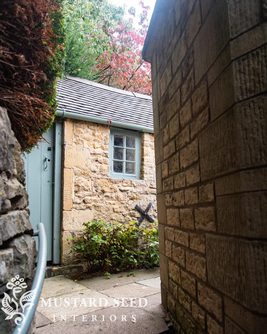 thatched cottage Airbnb in chipping campden | the cotswolds England | miss mustard seed